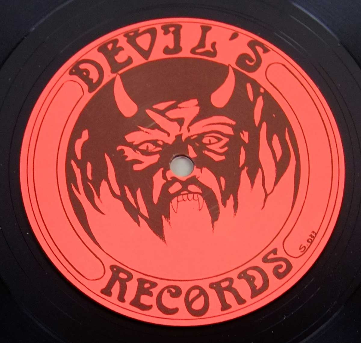 Enlarged High Resolution Photo of the Record's label ADX Execution https://vinyl-records.nl