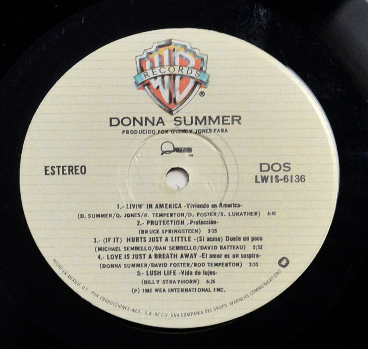 Side Two of Donna Summer’s self-titled Spain LP shows a beige Warner Bros. label marked DOS LWIS-6136 with five bilingual tracks, including songs written by Bruce Springsteen and Billy Strayhorn.