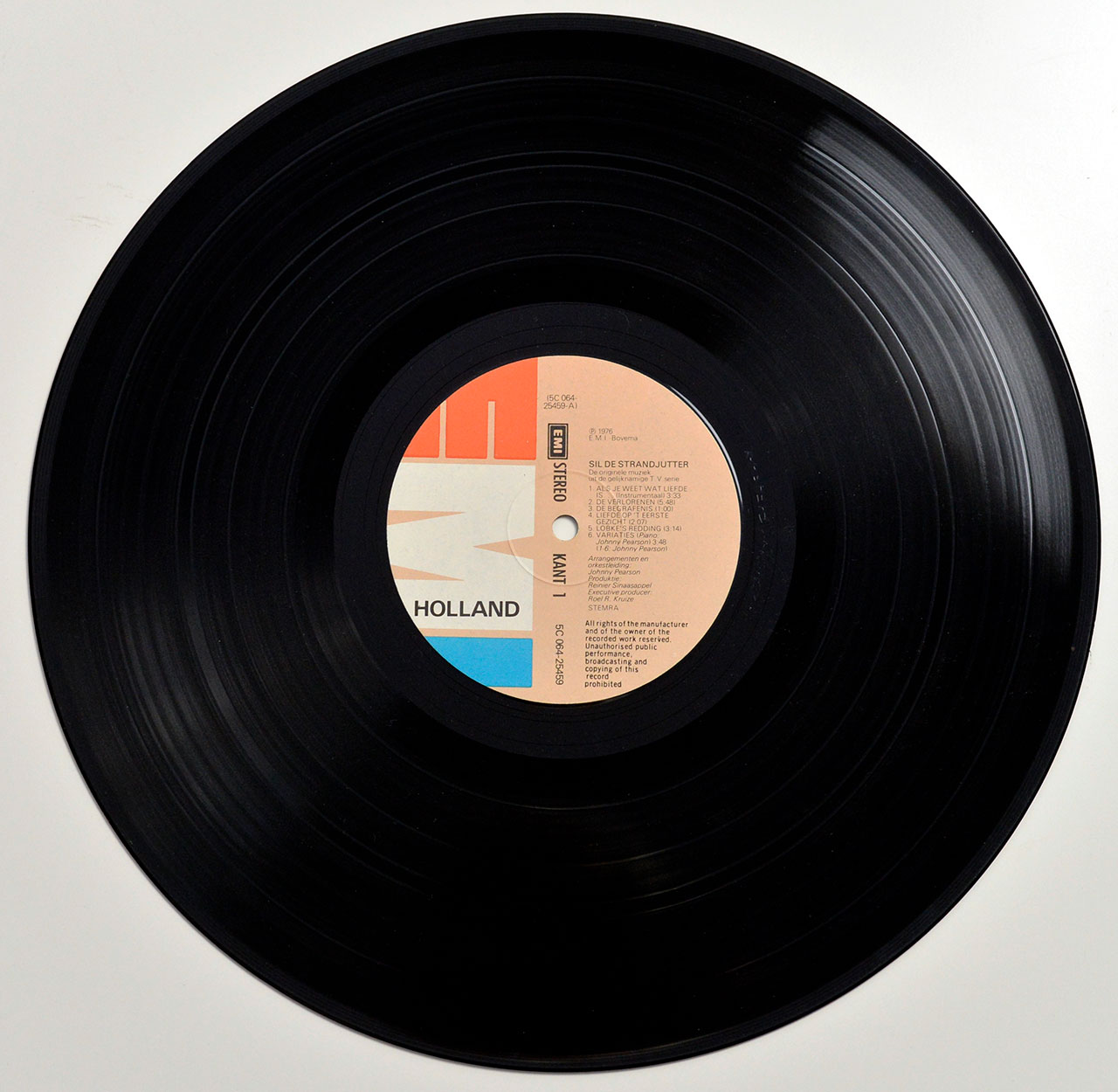 Side One of the JOHNNY PEARSON Sil De Strandjutter OST 12-inch vinyl LP, showing the EMI Holland center label with orange, beige, and blue design and tracklisting for Kant 1.