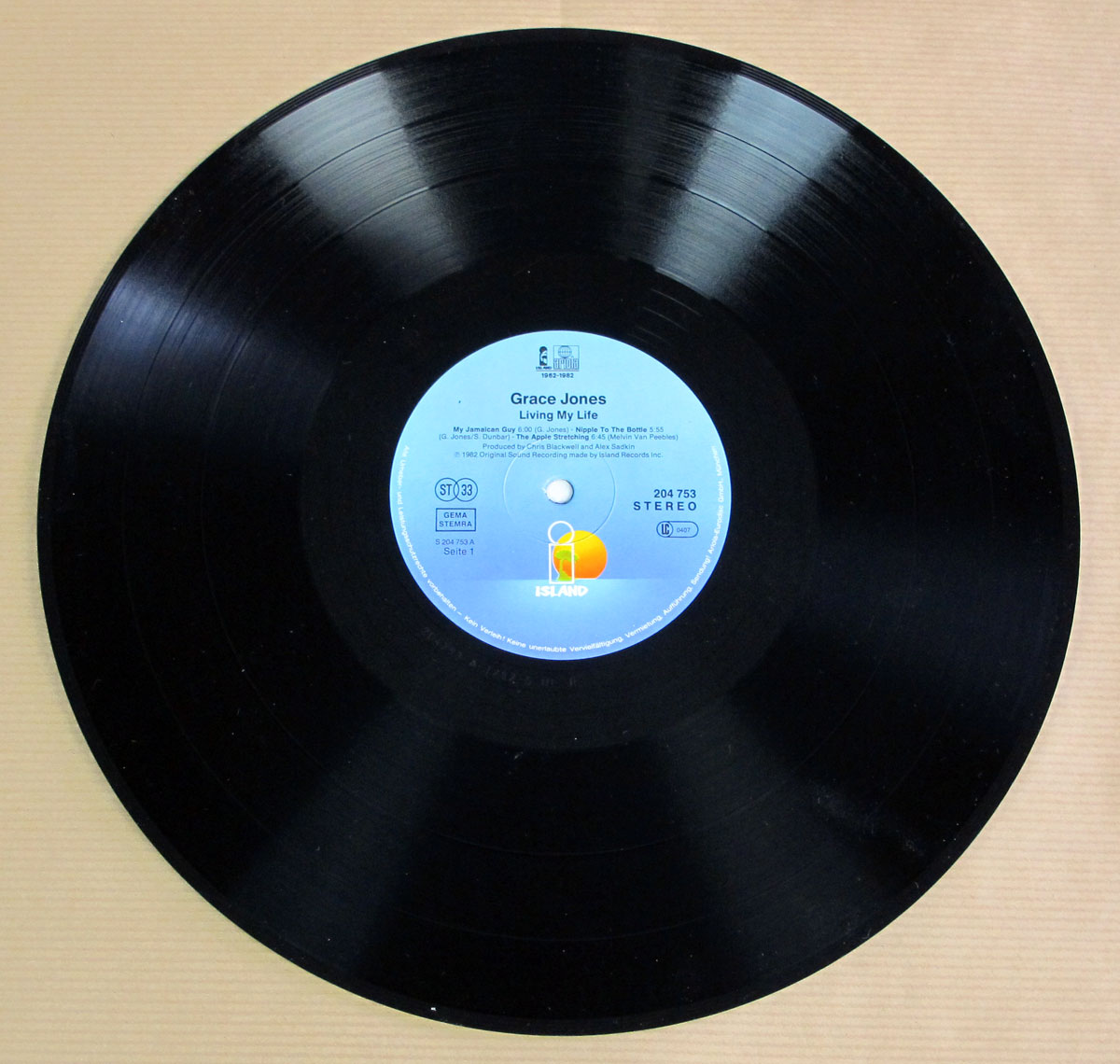 High Resolution Photo of Grace Jones album 