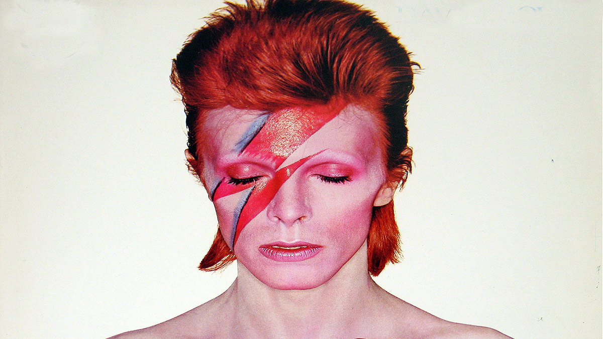 Album Front cover Photo of David Bowie - Aladdin Sane with red and blue lightning bolt across his face, pale background, Best Buy Series logo, and minimalist portrait composition https://vinyl-records.nl/
