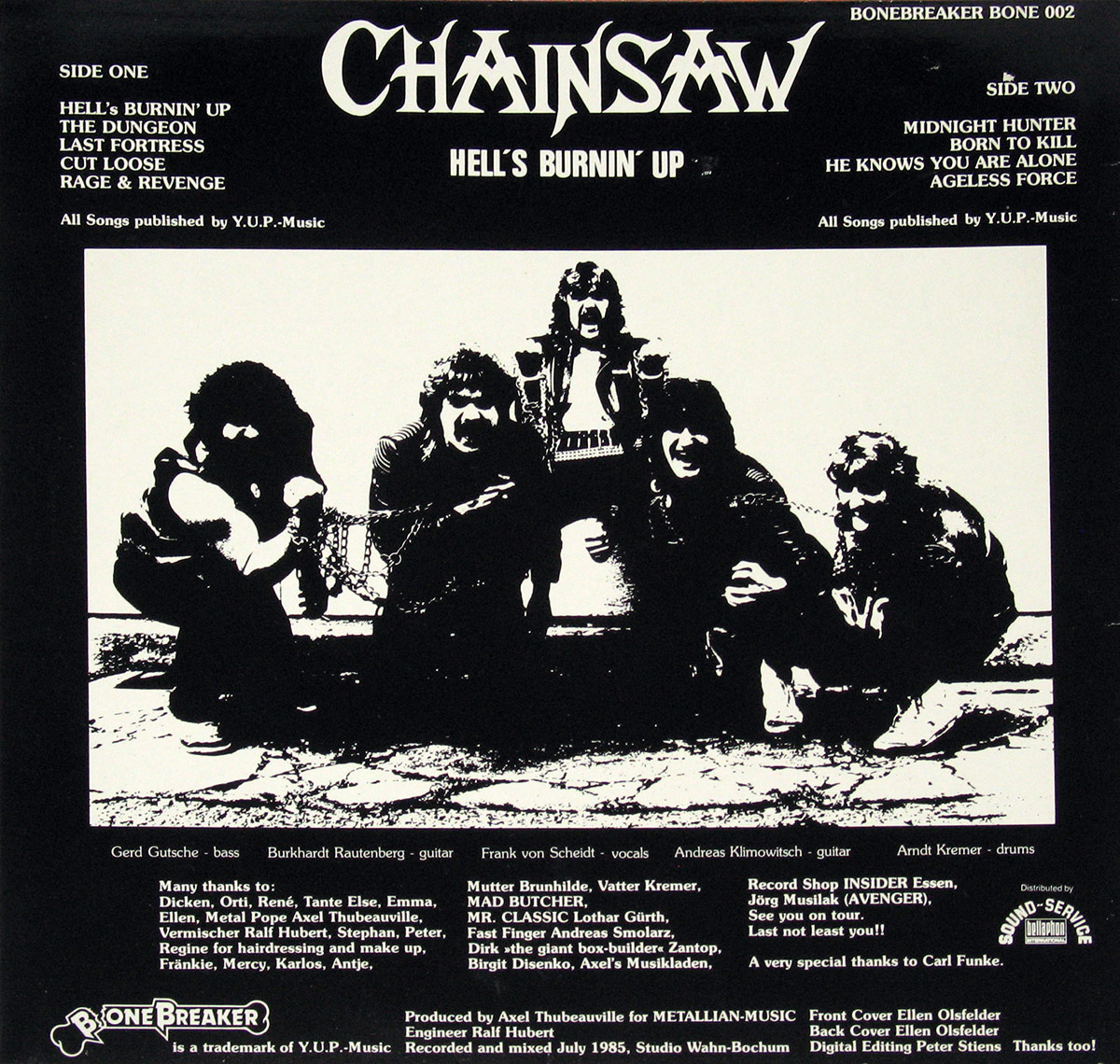Back cover of Chainsaw’s album Hell’s Burnin’ Up! featuring a black-and-white image of the band members in a rebellious pose, surrounded by credits, acknowledgments, and production notes. Band members include Gerd Gutsche, Burkhardt Rautenberg, Frank von Scheidt, Andreas Klimowitsch, and Arndt Kremer https://vinyl-records.nl